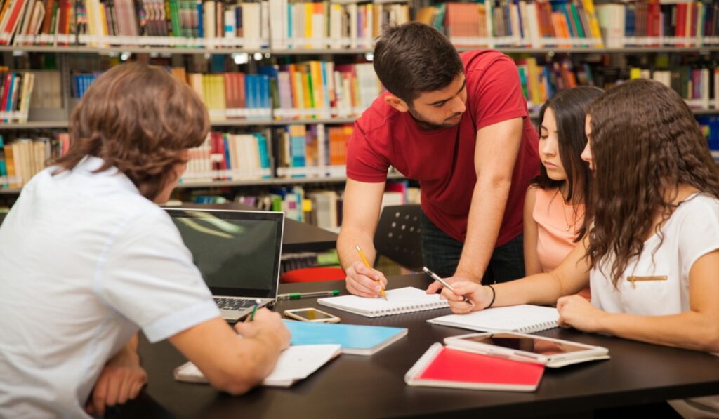 Grados de isntrucción: estudiantes universitarios en la Biblioteca